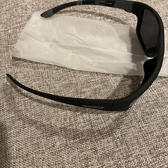 New in Box Men’s Sunglasses - Picture 5 of 6